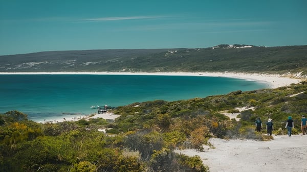Un paisaje costero con playa de arena y agua turquesa cerca del North Lake Senior Campus.