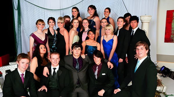 Un grupo de estudiantes vestidos formalmente en un evento en el Northcote College.