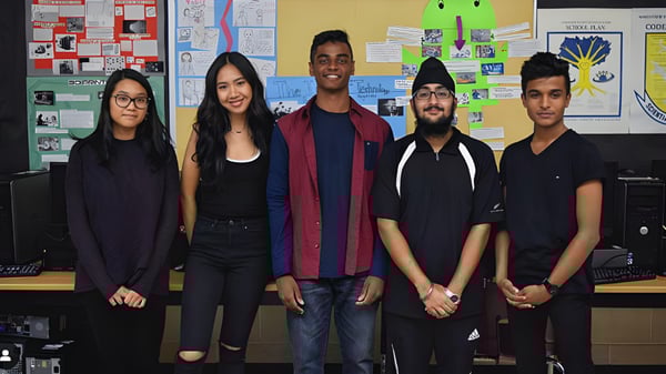 Un grupo de cinco estudiantes se encuentra juntos en un aula de la Northview Heights Secondary School.
