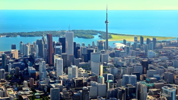 Vista de la línea de horizonte urbana con altos rascacielos y una torre de televisión desde el campus de la Northview Heights Secondary School.
