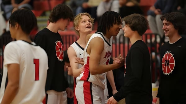 Estudiantes de la Northview High School juegan juntos un partido de baloncesto en el campo deportivo.