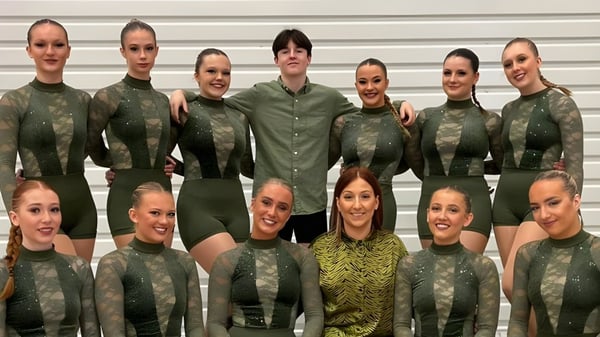 Mujeres en uniformes militares están alineadas en el terreno del Oak Leaf Studio.