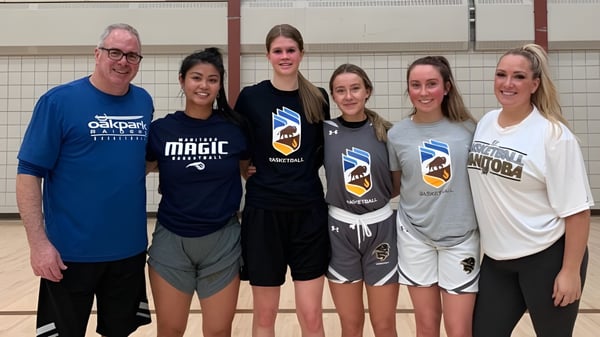Estudiantes y profesores de la École Secondaire Oak Park High School están juntos en el gimnasio en sus uniformes deportivos.