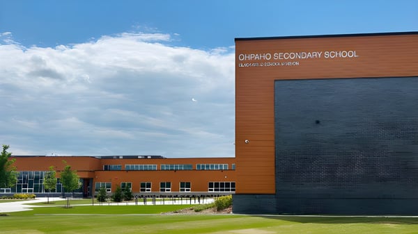 El moderno edificio escolar de la Ohpaho Secondary School está rodeado de un cuidado jardín.