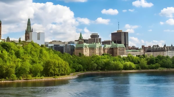 Vista de la ribera verde con la vista de la ciudad al fondo en el terreno de la École secondaire publique Omer-Deslauriers.