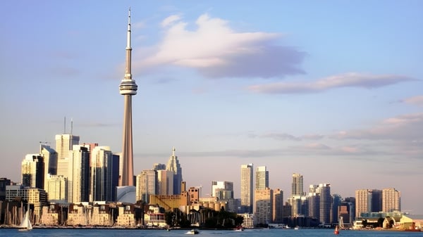 El skyline de la ciudad con rascacielos y agua en primer plano frente a la Ontario Hockey Academy.