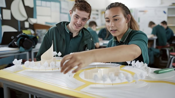 Dos estudiantes trabajan juntos en un proyecto en una mesa en el aula del Orewa College.