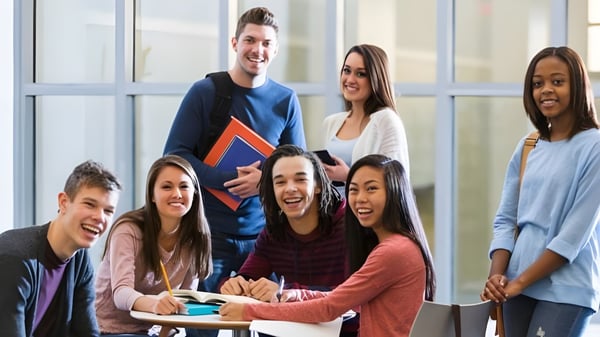 Un grupo de estudiantes se encuentra en el moderno interior de la Ottawa Technical Secondary School y conversan.