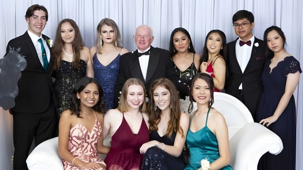 Un grupo de personas bien vestidas posan para una foto formal de grupo en el Otumoetai College.