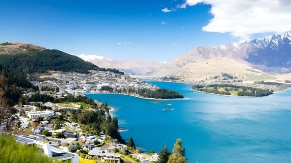 Vista de un paisaje alpino con un lago turquesa y montañas cubiertas de nieve en el Otumoetai College.