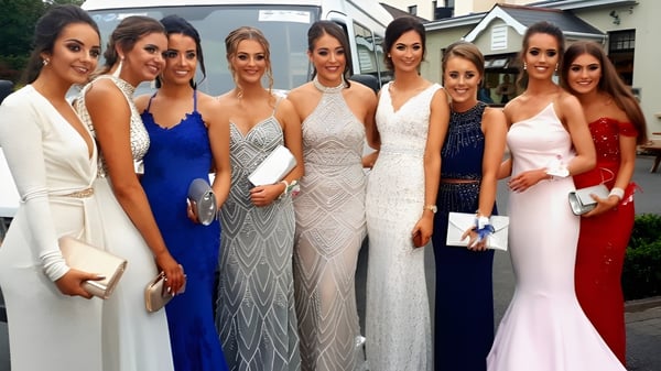 Un grupo de estudiantes elegantemente vestidas está juntas frente a un edificio en el terreno de la Our Lady´s Bower Secondary School.