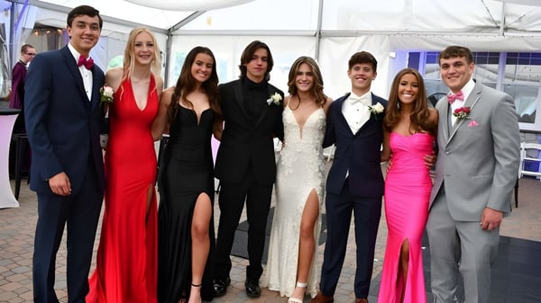 Un grupo de estudiantes bien vestidos en una celebración en el terreno de Our Lady’s Secondary School.