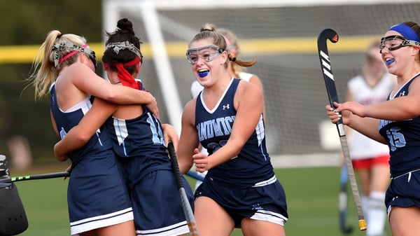 Estudiantes del Padworth College entrenan en el campo deportivo con palos de hockey.