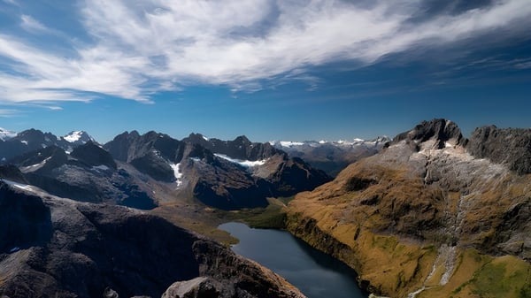 Un impresionante paisaje con montañas nevadas y un lago tranquilo se muestra cerca de la Parafield Gardens High School.