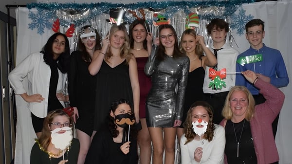 Un grupo de estudiantes del Perth & District Collegiate Institute posan frente a decoraciones festivas.
