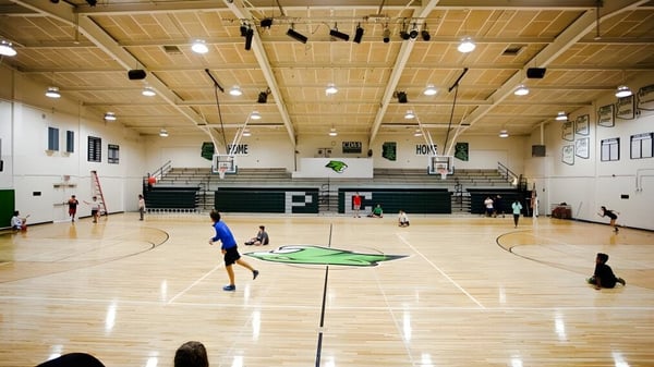 Estudiantes juegan un partido de baloncesto en el gimnasio de la Phoenix Christian Preparatory School.