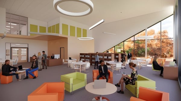 Moderna oficina con muebles coloridos y grandes ventanas en el campus de la École secondaire publique Pierre de Blois.