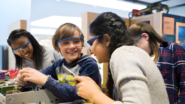 Estudiantes de la Pitt Meadows Secondary School realizan una actividad práctica en el aula con gafas de protección.