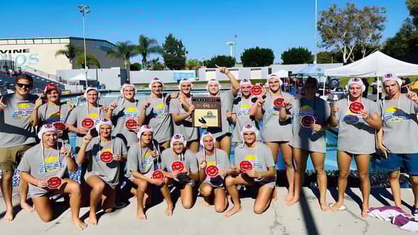 Estudiantes del Placentia-Yorba Linda Unified School District llevan camisetas grises y sostienen varios equipos deportivos al aire libre.