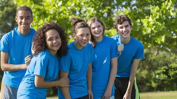 Un grupo de cinco estudiantes del Placentia-Yorba Linda Unified School District está al aire libre frente a árboles verdes.