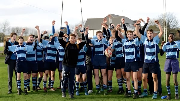 Un grupo de estudiantes de la Pocklington School celebra juntos en el campo de rugby.