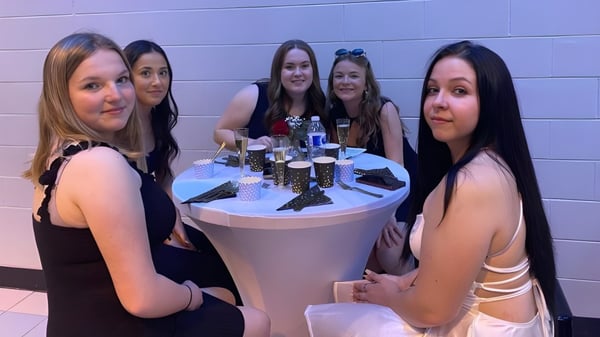 Un grupo de jóvenes mujeres vestidas de manera formal posa juntas en un evento en la Polyvalente Alexandre-J.-Savoie.