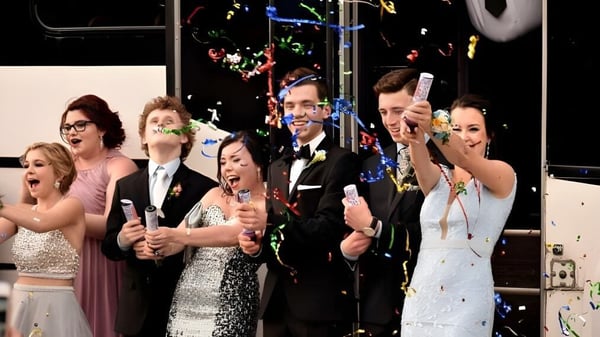 Estudiantes de la Polyvalente Louis-J.-Robichaud se presentan en un escenario durante una celebración con luces de colores.
