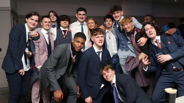 Un grupo de jóvenes en ropa formal en una fiesta en el campus del Portlaoise College.