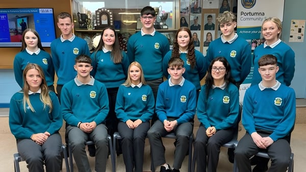 Un grupo de estudiantes en uniformes idénticos en el edificio escolar del Portumna Community College.
