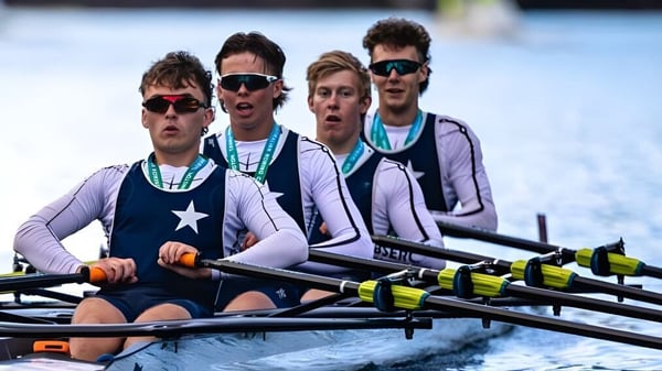 El equipo de remo de Presentation College Galway entrena con uniformes a juego en el agua.