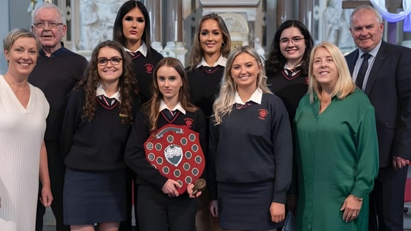 Un grupo de estudiantes se encuentra frente a una construcción de piedra en el terreno de la Presentation Secondary School en Tipperary.