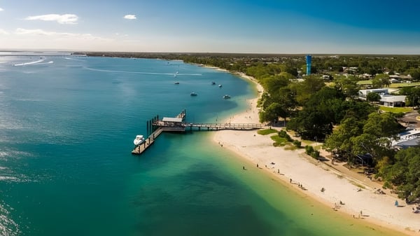Un paisaje costero pintoresco con playa y muelle cerca de la Prospect High School.