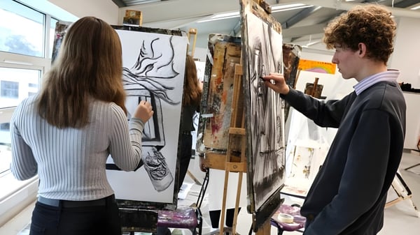 Dos personas observan obras de arte en un taller en el campus de Queen Elizabeth’s 6th Form.