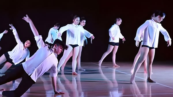 Un grupo de bailarines realiza una impresionante actuación de baile en el escenario de la Rancho Solano Preparatory School.