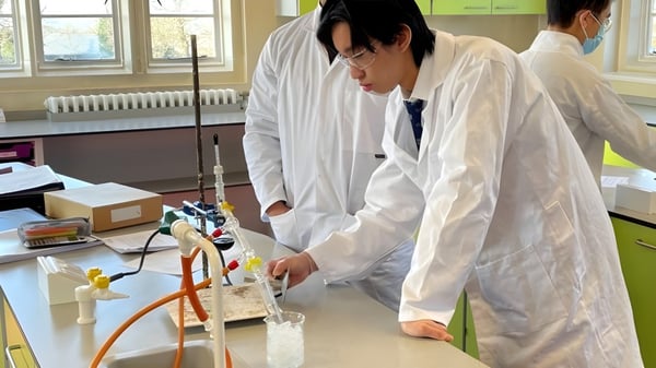 Una estudiante en el laboratorio trabaja con equipos científicos en el campus del Ratcliffe College.
