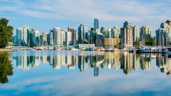 El lago espejo muestra el horizonte de una ciudad vibrante cerca de la R.E. Mountain Secondary School.