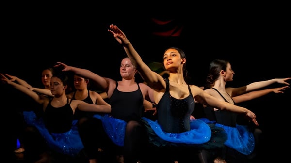 Un grupo de bailarinas realiza una actuación de baile sincronizada en el escenario de Reddam House Berkshire.