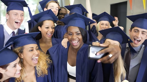 Un grupo de graduados de Redlynch State College posan juntos en togas azules para una foto de graduación.