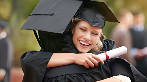 Una graduada de la Rochedale State High School sonríe con su diploma al aire libre en el campus escolar.