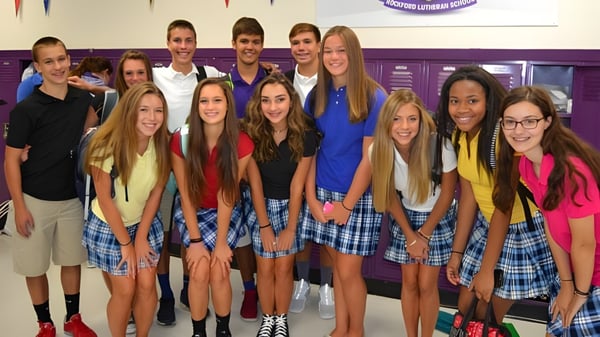 Un grupo de estudiantes se encuentra juntos en el campus de la Rockford Lutheran School.