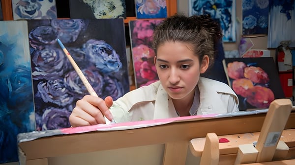 Una estudiante pinta en un lienzo durante la clase de arte de la Rockridge Secondary School.