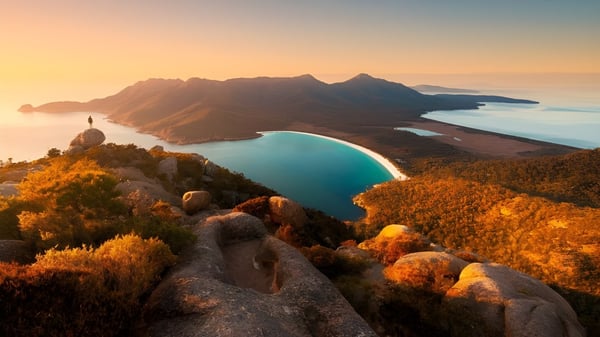 Un lago turquesa rodeado de montañas se puede ver en el paisaje cerca de la Rose Bay High School.