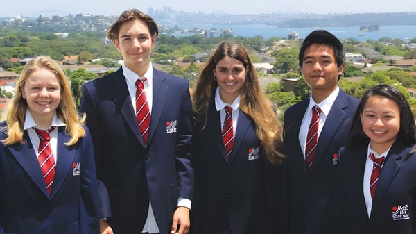 Un grupo de alumnos de la Rose Bay High School está junto con un paisaje urbano de fondo.