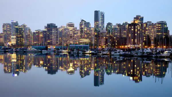 El tranquilo puerto muestra botes frente al brillante horizonte de la ciudad cerca de la Rose-Des-Vents School.