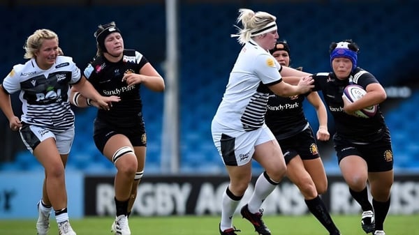 Alumnos de Rosny College juegan un partido de rugby en un estadio con dos equipos contrarios en el campo.