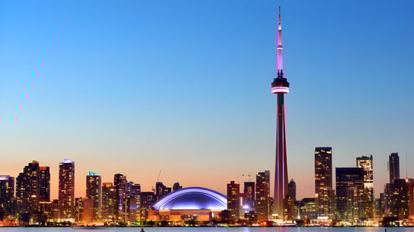 Una alta torre iluminada se alza frente al horizonte al atardecer en el terreno del Rosseau Lake College.