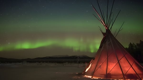 Las auroras brillan sobre un teepee tradicional en el terreno de la Rothesay Netherwood School.
