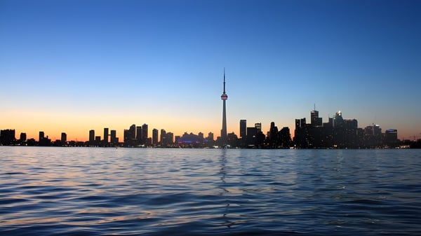 Vista de la silueta de Toronto con la Torre CN al atardecer desde la Royal Crown School.