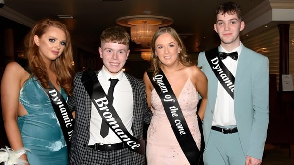 Cuatro estudiantes de la Royal and Prior Comprehensive School posan juntos con ropa formal en un evento.