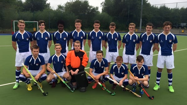 Un grupo de alumnas y alumnos de la Royal & Prior Comprehensive School posan juntos en el campo de fútbol.